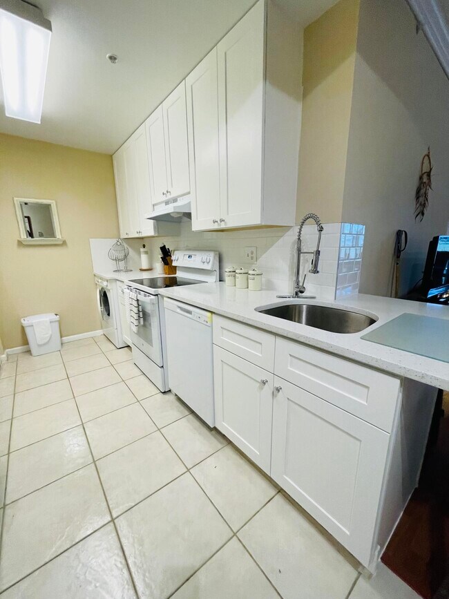 Building Photo - 2060 Greenview Shores Blvd
