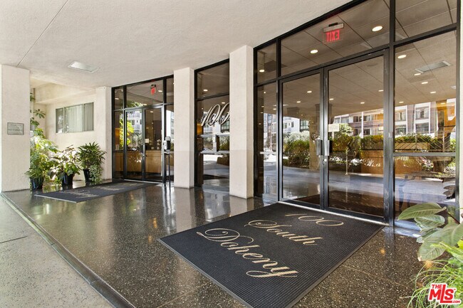 Building Photo - 100 S Doheny Dr