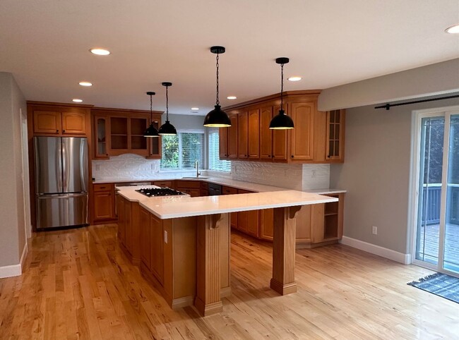 Building Photo - Stunning 3 level home with beautiful views