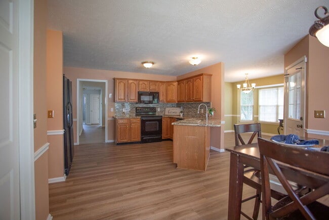 Building Photo - "Charming 4-Bedroom Retreat with Guest Suite & 3 Baths in Murfreesboro!"