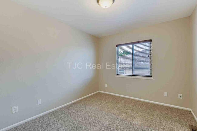 Building Photo - 5260 Wyandot St
