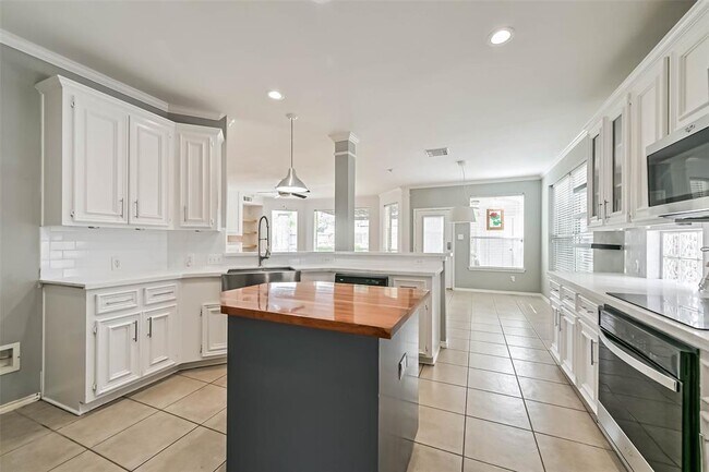 Building Photo - 9910 Brook Meadow Ln