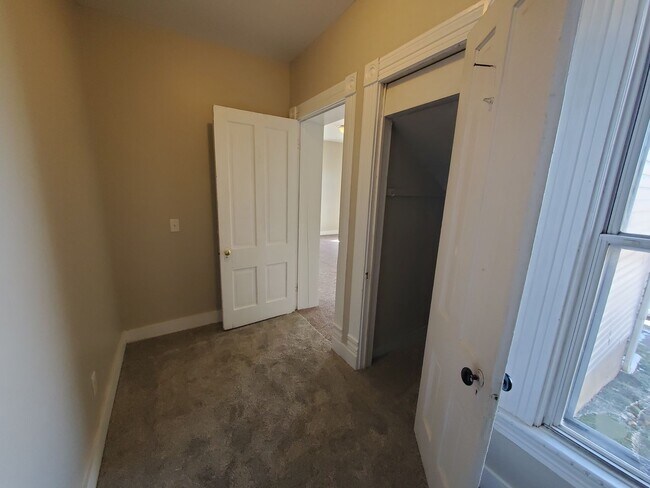 Building Photo - Large 4 Bedroom House in Moline