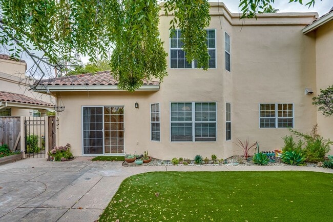 Building Photo - Lovely and spacious 3BR 2.5BA townhouse in...