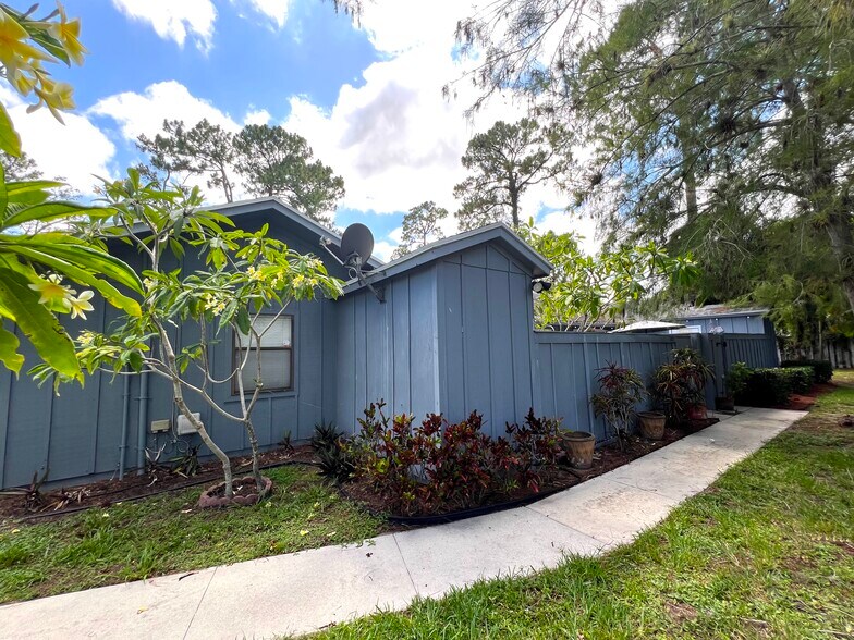 Building Photo - 1077 Goldenrod Rd
