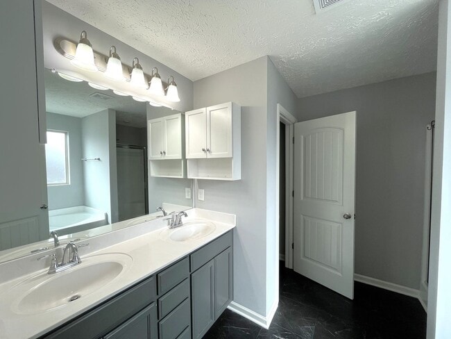 Building Photo - Immaculate 3 Bedroom 3 Bath Townhome in Smyrna!