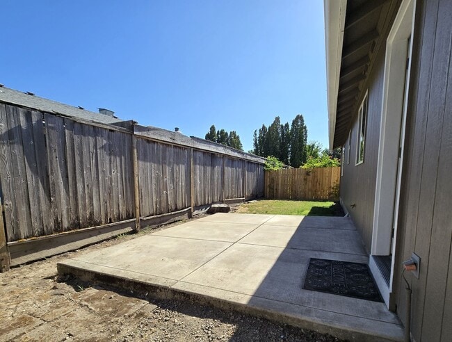 Building Photo - Single level, 3 Bedroom, 2 Bath House on c...