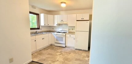 Building Photo - 2 BR Duplex in Convenient Neighborhood - PET FRIENDLY