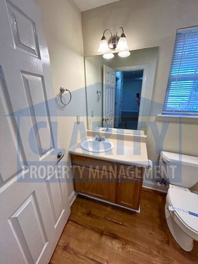 Building Photo - Great one level apartment in quiet location!