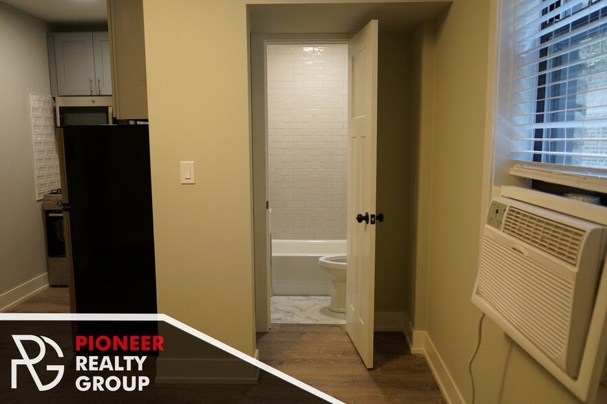 Building Photo - 515 W Belmont Ave