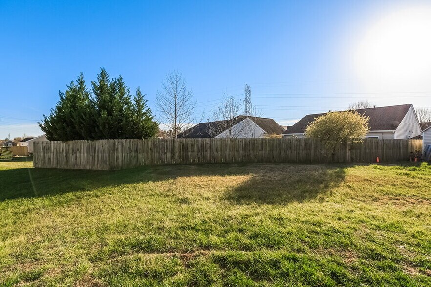 Building Photo - 10305 Green Hedge Ave