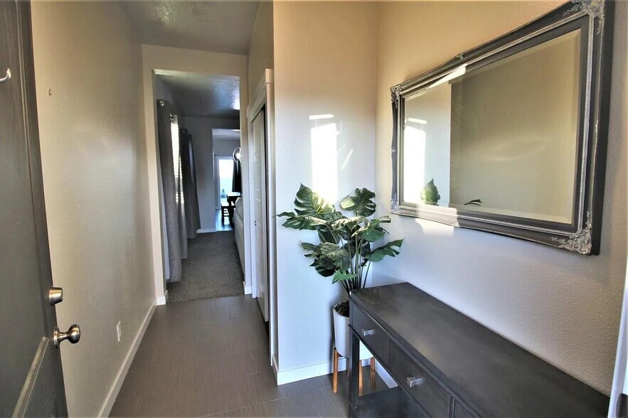 Building Photo - 119 S Baraya Way