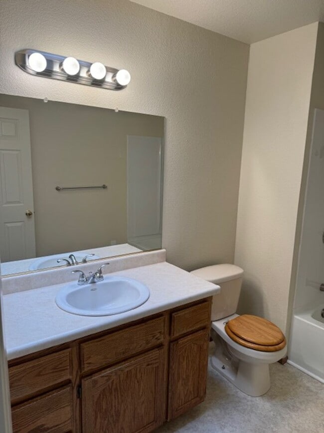 Building Photo - 3 Bedroom In Shasta View Neighborhood with...