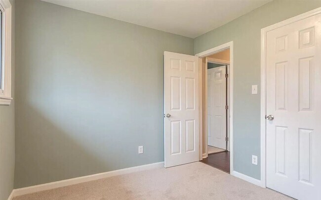 Building Photo - PERFECT LOCATION !!
