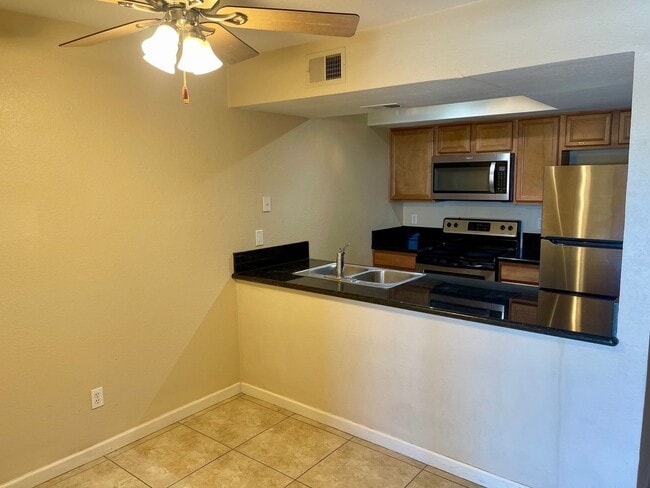 Building Photo - 2 Bedroom Condo close to airport