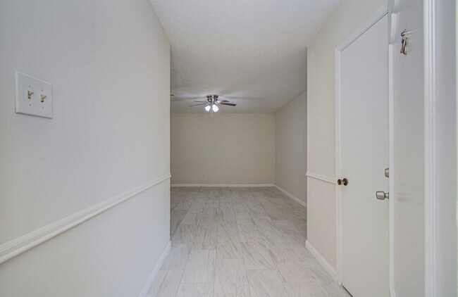 Building Photo - 8820 Bissonnet St