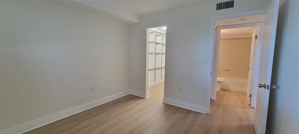 Building Photo - 350 Palm Cir W