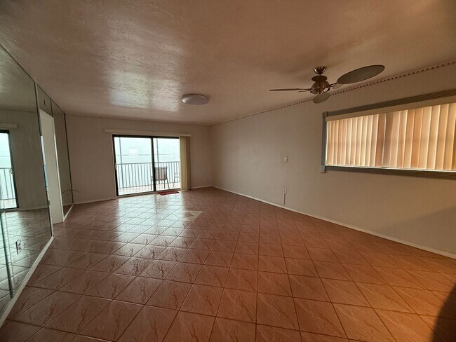 Building Photo - Stunning 8th floor Riverfront Condo