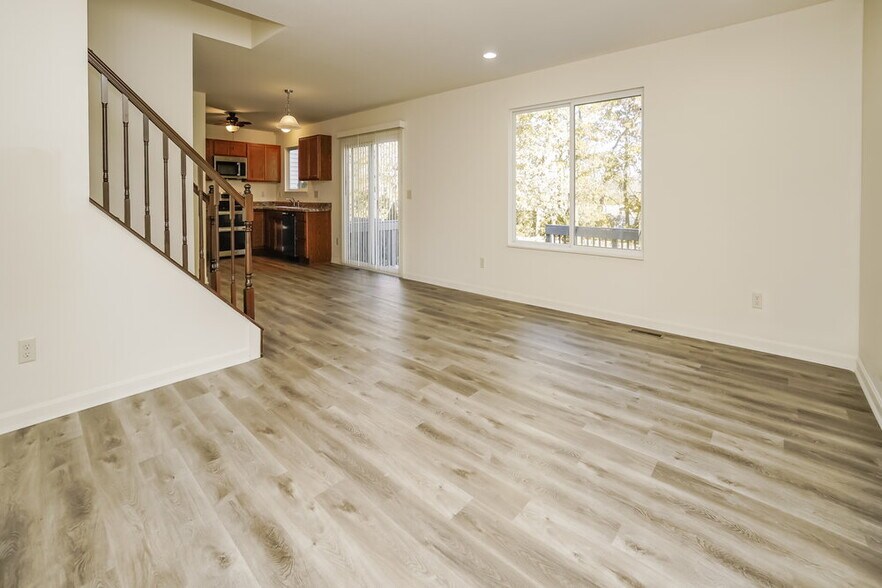 Building Photo - 7560 Maple Trunk Dr