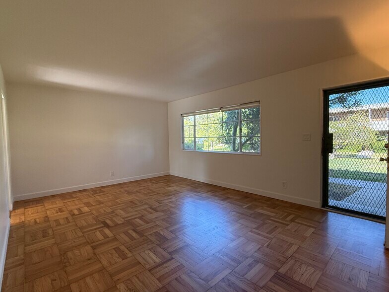 Building Photo - 5262 Village Grn