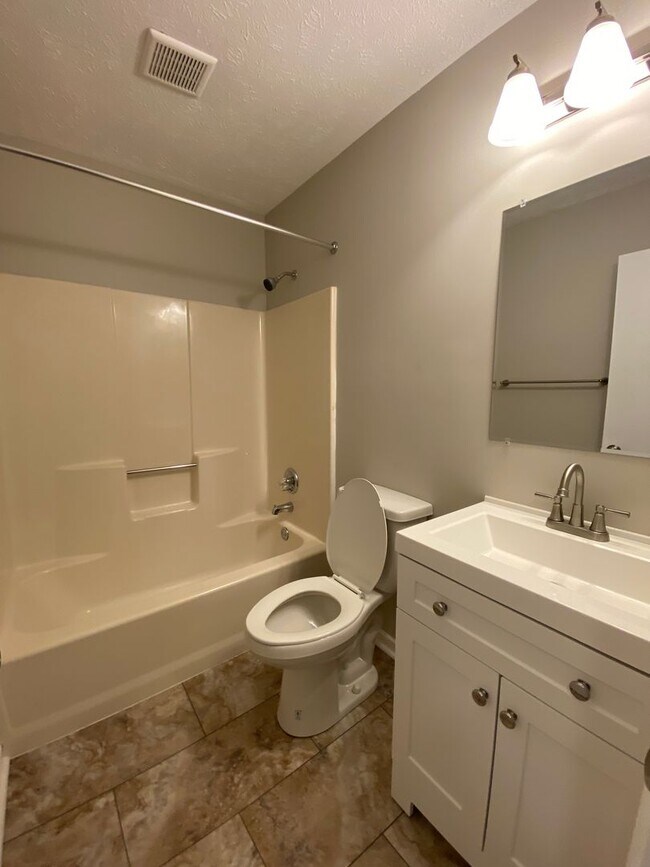 Building Photo - Updated 3 Bedroom 2 Bathroom Home in N. Ch...