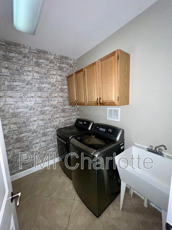 Building Photo - 4432 Shannamara Dr