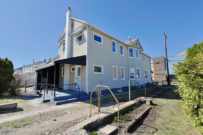 Building Photo - 318 W Main St