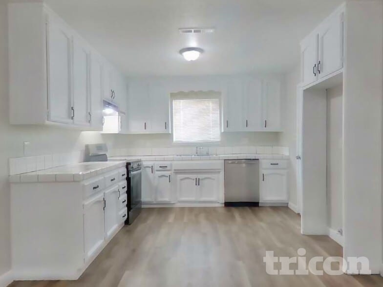 Building Photo - 820 Mamilane