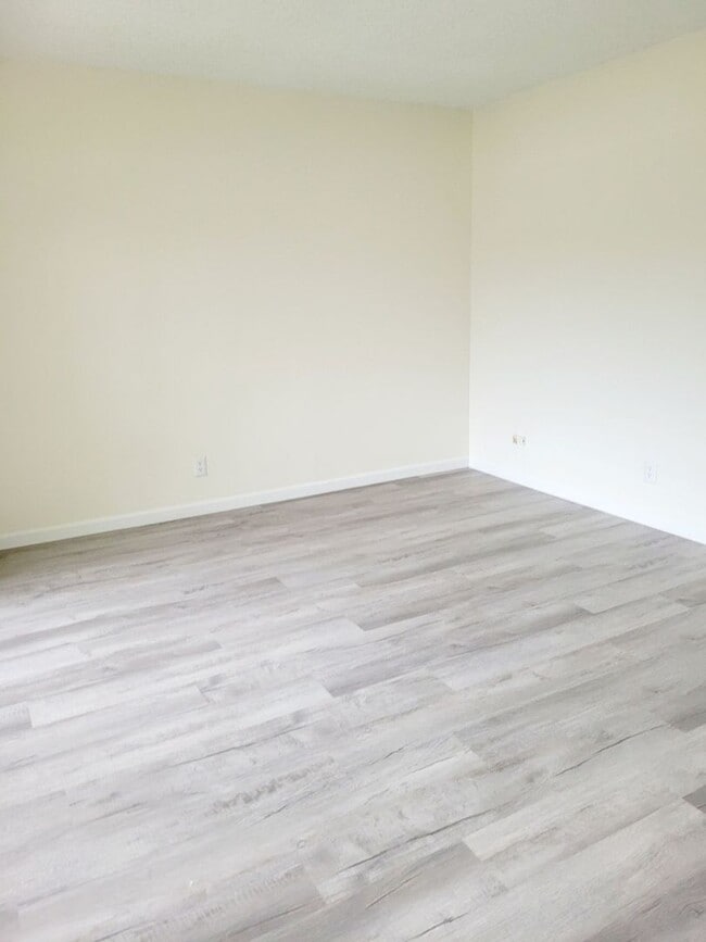 Building Photo - Available July 1, 2026 | A 3 Bedroom, 2.5 bath Townhouse with 2 parking stalls in Hokuala Hale