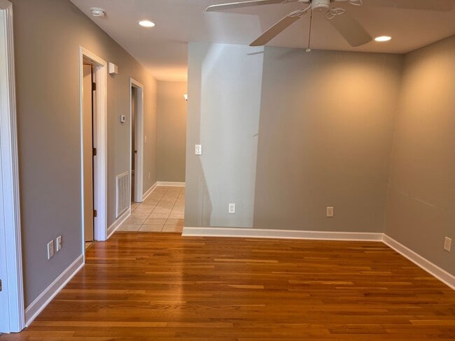 Building Photo - 2083