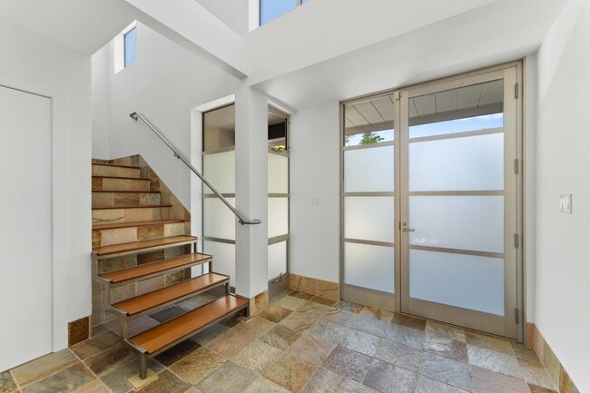 Building Photo - 705 Evergreen St