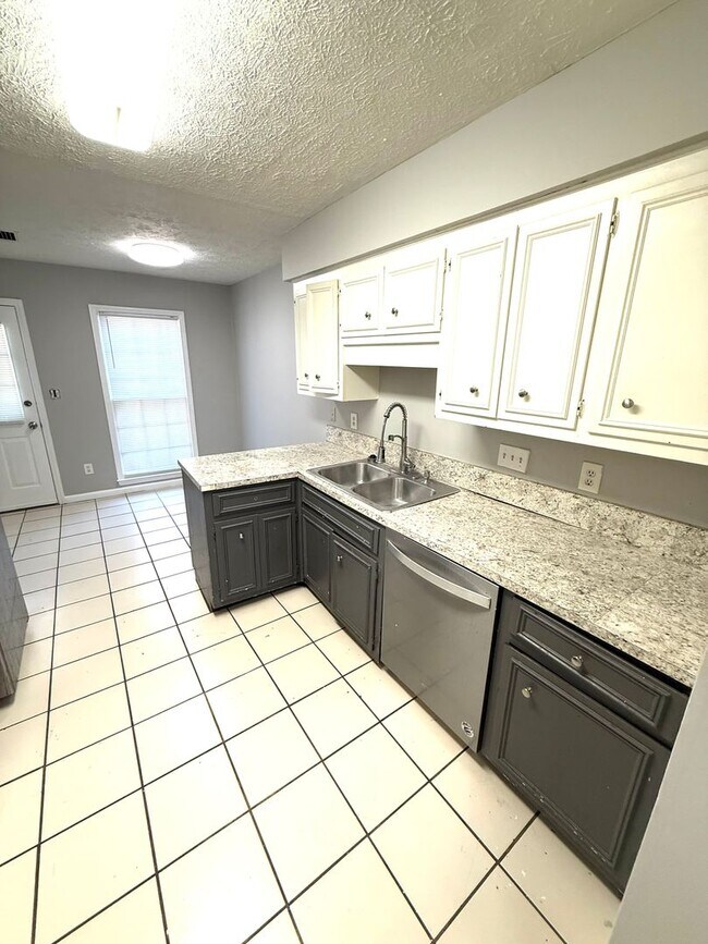 Building Photo - **3 Bed 2 Bath Located in Brentwood ** Cal...