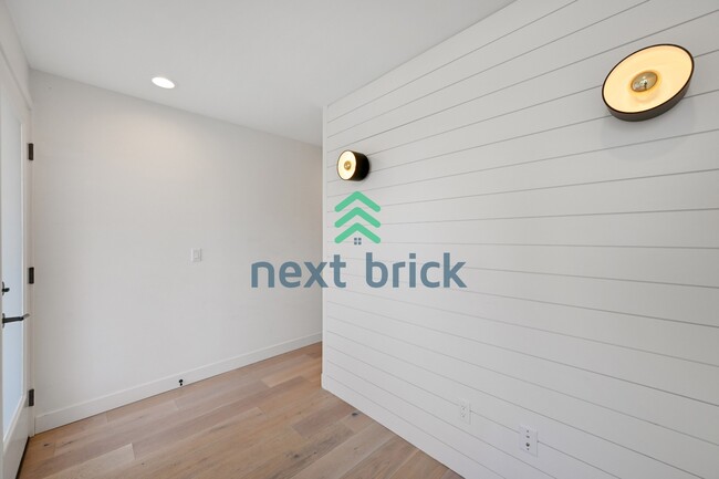 Building Photo - "Charming 2-Bed, 2-Bath Townhouse Retreat in Seattle – 1380 Sq Ft of Modern Comfort!"