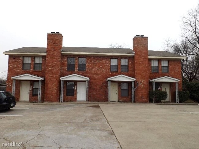 Primary Photo - 2 br, 2 bath 4plex - 656 South Rogers Road...