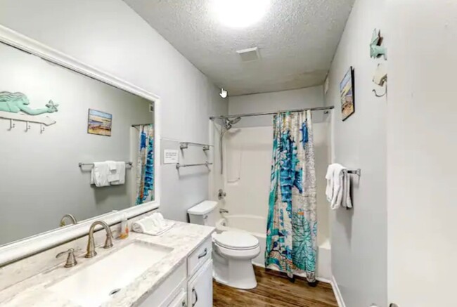 Building Photo - Fully Furnished 2 Bed/ 1 Bath downstairs u...