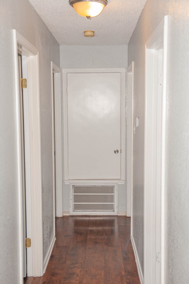 Building Photo - 1002 Cresswell Dr