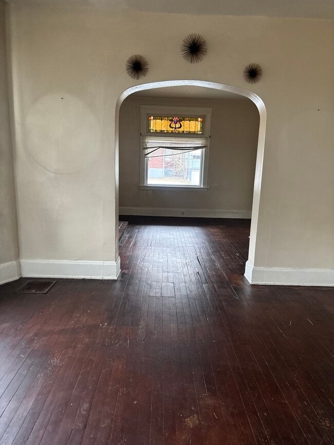 Building Photo - 2 bed 1 bath single family