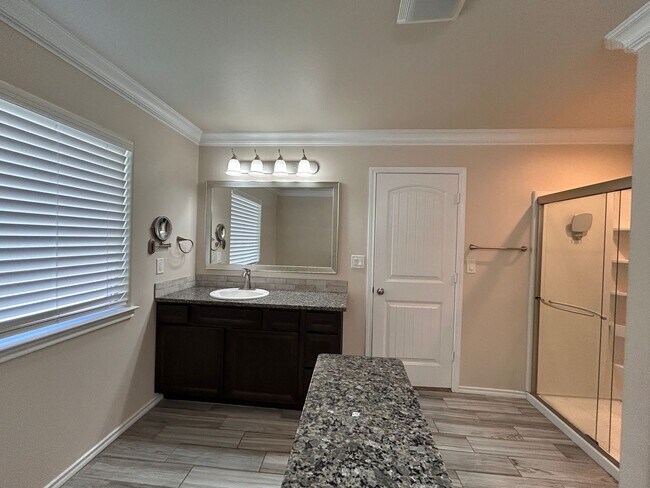 Building Photo - 4 bedroom 3 bathroom