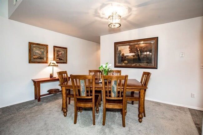 Building Photo - 2 bedroom Townhome close to Whitefish Lake Golf Course