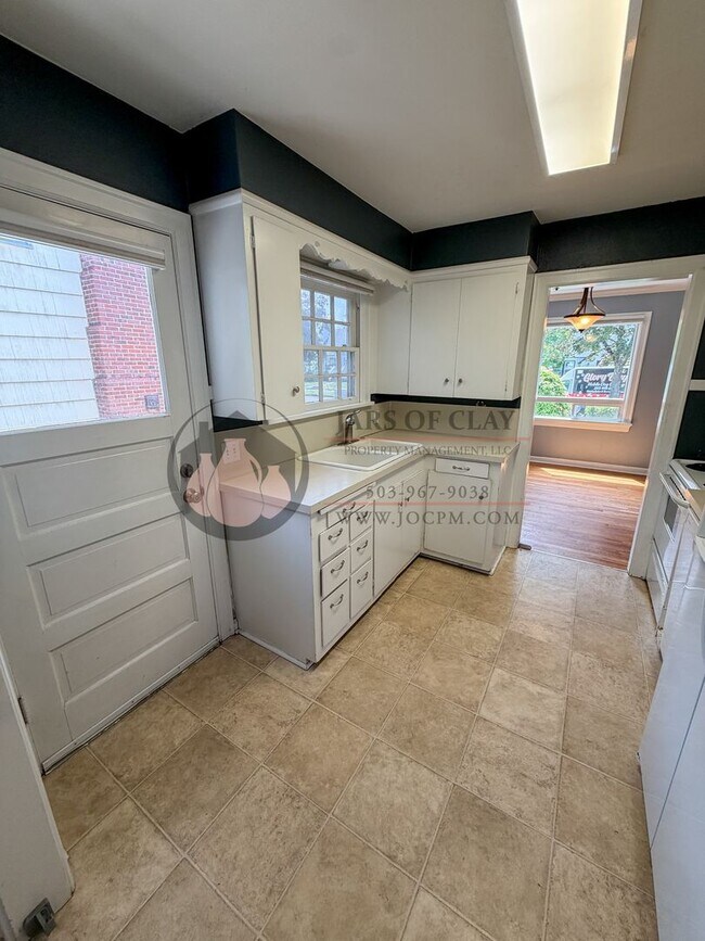 Building Photo - Spacious NE Salem Character Home | Pet Friendly | Central Heat