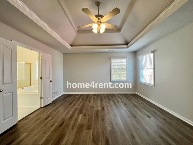 Building Photo - Beautiful Overland Park w/ Wood Floors Thr...