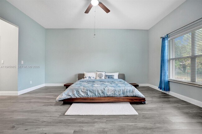 Building Photo - 126 NW Heather St