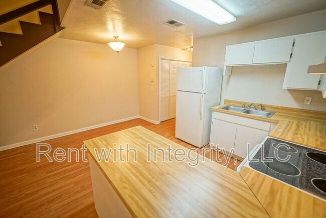 Building Photo - 2100 Continental Ave