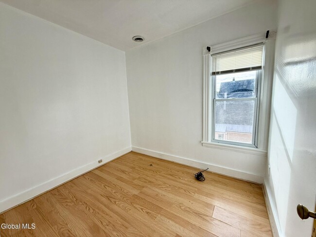 Building Photo - 1017 Hegeman St