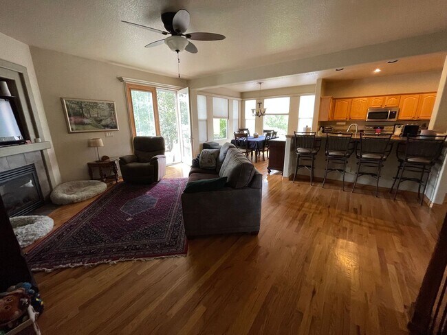 Building Photo - ADORABLE 5 BEDROOM, 4 BATH, 3 CAR GARAGE L...