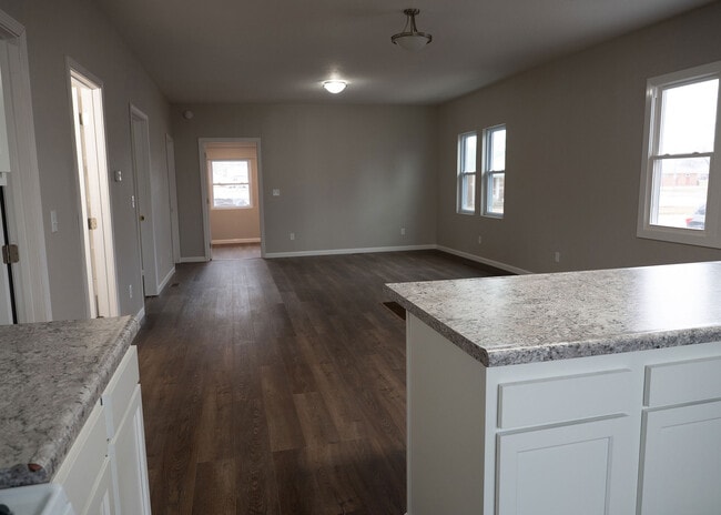 Building Photo - 115 E 6th St