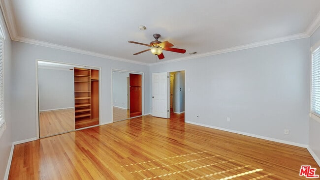 Building Photo - 432 S Doheny Dr
