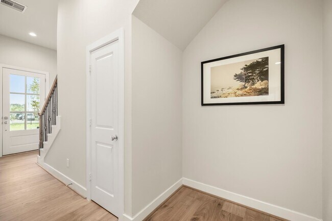 Building Photo - 726 Carriage Knls Dr