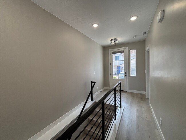 Building Photo - SPACIOUS HOME FOR RENT!