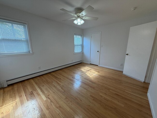 Building Photo - 10 E 10th St